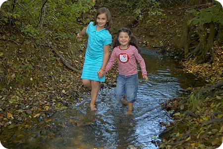 Wassertreten im Bach